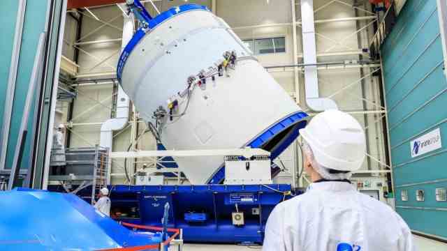 Space: Engineers in Bremen have just prepared the last upper stage of Ariane 5 before it is loaded onto a ship bound for Kourou.