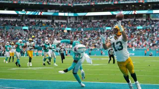 Football in the NFL: Will it never end this season?  Green Bay Packers pass receiver Allen Lazard (number 13) fails to catch a pass again.  There was still a happy ending for the Packers on Sunday.
