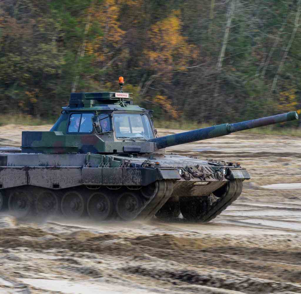Ein Fahrschulpanzer der Bundeswehr vom Typ Leopard II