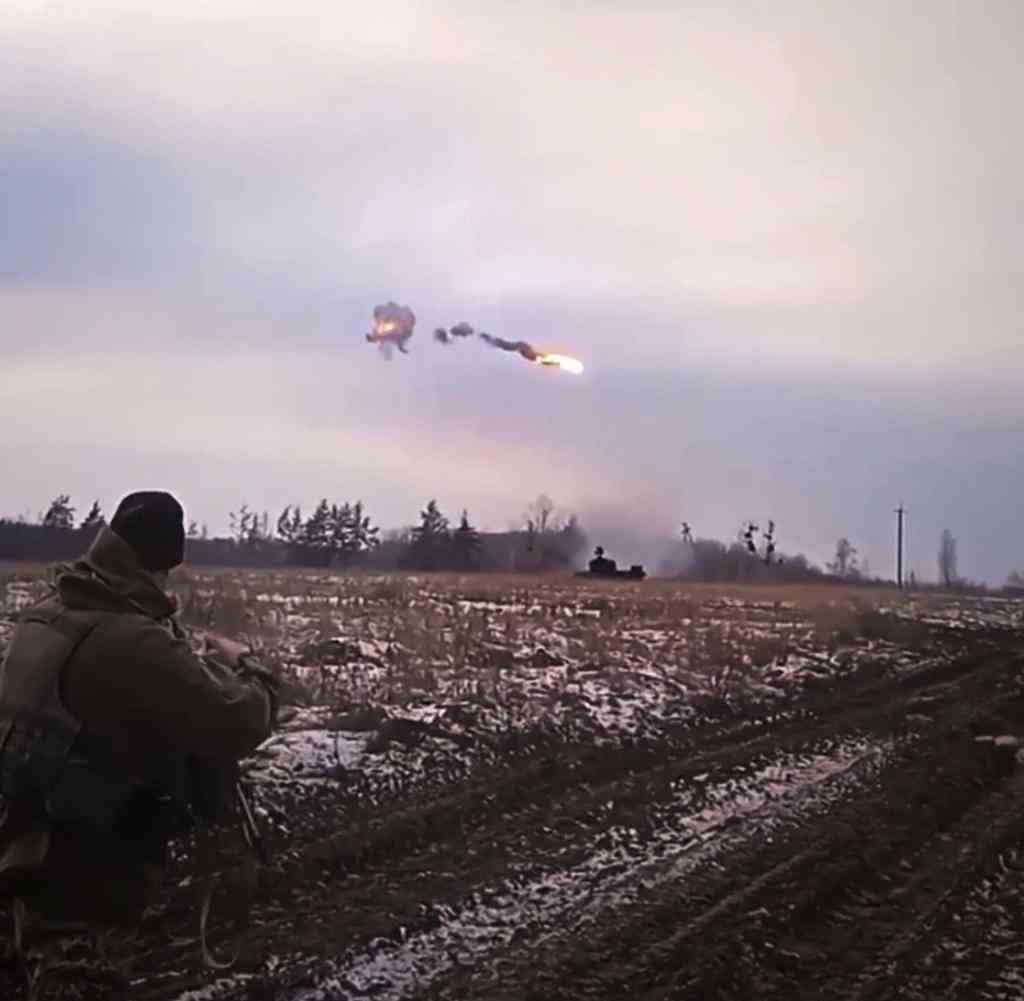 Ein deutscher Gepard trifft hier offenbar einen russischen Marschflugkörper: Screenshot des ursprünglich auf Facebook von der ukrainischen Luftabwehr veröffentlichten Videos
