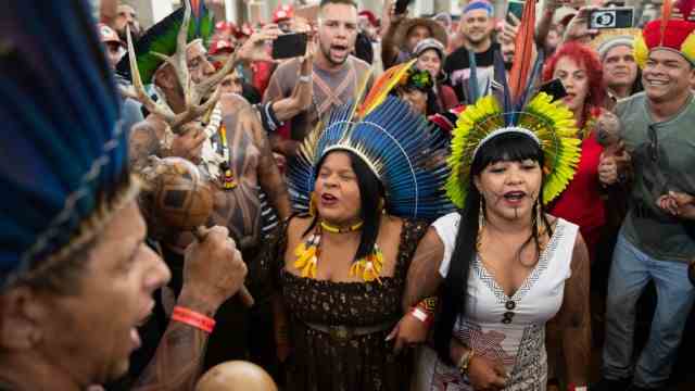 Brazil: In order to somehow get the tensions and aspirations in his country under control, Lula da Silva has appointed more than three dozen ministers, including Sonia Guajajara: the minister of the indigenous peoples of Brazil wears a blue feather headdress.