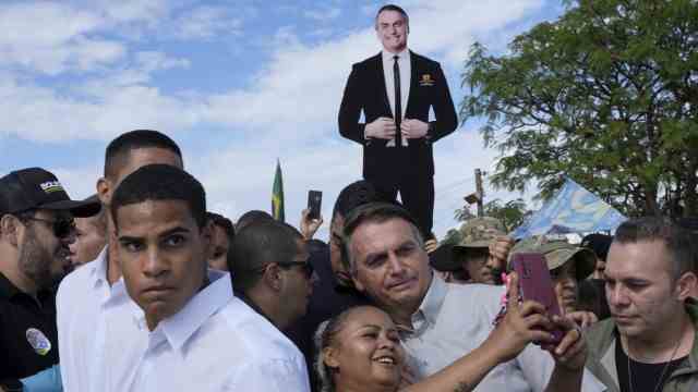 Brazil: Ex-President Jair Bolsonaro poses for a selfie with a supporter during the election campaign.  Internationally, he had isolated the country.