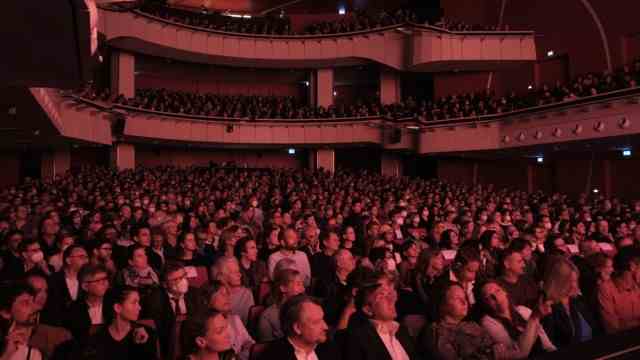 Münchner Bühnen: Auch die Macher des Dok-Fests München freuen sich wieder auf einen normalen Festivalbetrieb mit viel Publikum, wie hier bei der Eröffnungsveranstaltung 2019 im Deutschen Theater.