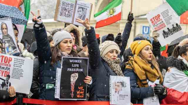 Münchner Bühnen: Die Situation von Frauen einst und heute ist Thema eines Gemeinschaftsprojekts von Monacensia und Kammerspielen. Auch um den Iran wird es gehen - wie kürzlich bei einer Münchner Demonstration am Tag der Menschenrechte.