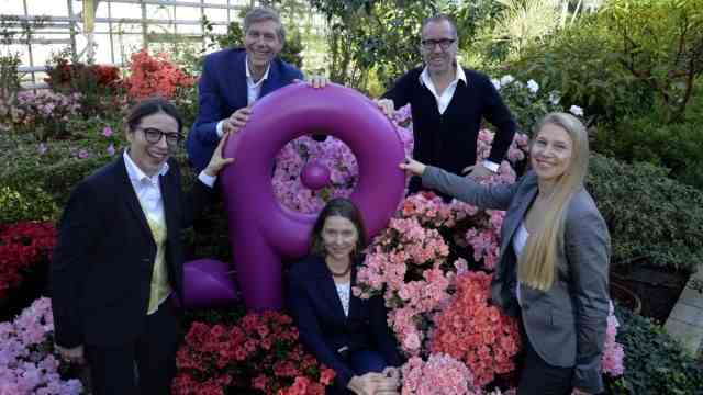 Münchner Bühnen: Das Flower-Power-Team will die ganze Stadt in einen Blütenrausch stürzen.