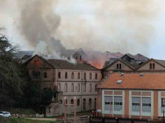 The fire broke out in the afternoon and was still spreading at 5 p.m....Photo Yves Barat