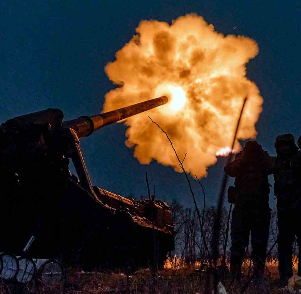 Ukrainische Soldaten feuern eine Kanonenhaubitze auf russische Stellungen (Archivbild)