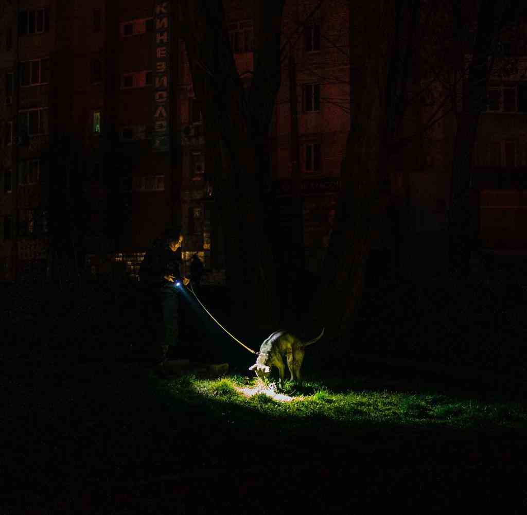 Gassigehen bei Stromausfall. Beide Seiten zielen auf die Energie-Infrastruktur. Dieses Bild wurde an Silvester bei einem Blackout im ukrainischen Mykolayiv aufgenommen