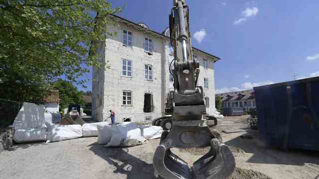 Aschheim: The old Aschheim town hall was demolished in May 2022 due to structural and fire protection deficiencies.  The new building will be built at the same location.