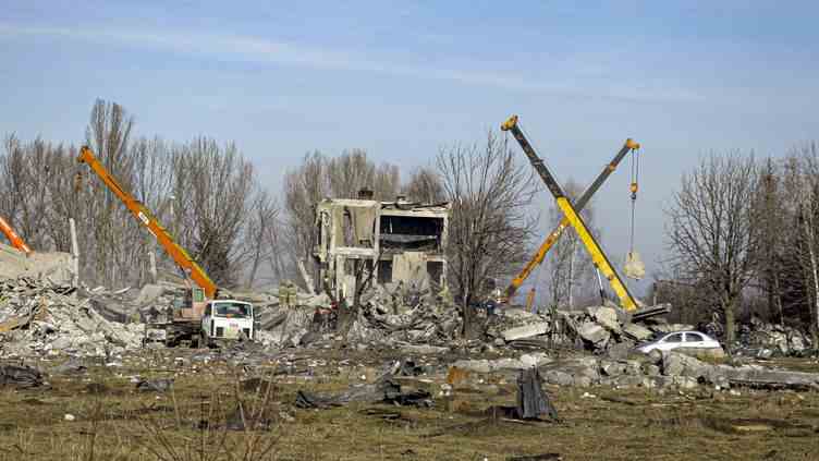 Les décombres de l'immeuble de garnison frappé par l'Ukraine, le 3 janvier 2023 à Makiïvka (Ukraine). (AP / SIPA)