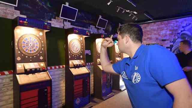 Darts: Aiming and throwing: While the computer automatically takes over the bookkeeping with electronic darts, the athletes also have to do the arithmetic themselves with traditional steel darts.