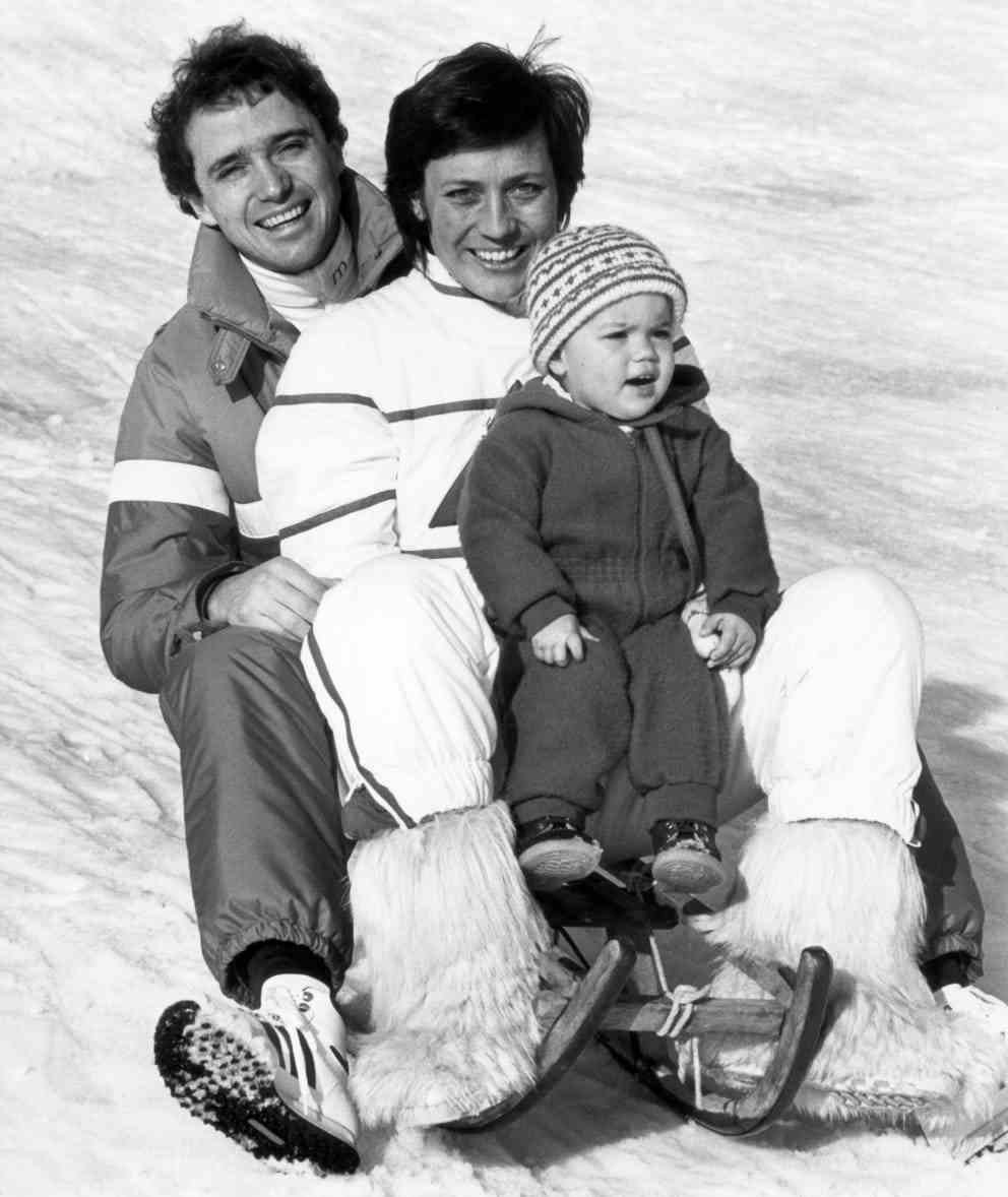 Winter 1983: The former ski stars Christian Neureuther and Rosi Mittermaier with daughter Amelie tobogganing.