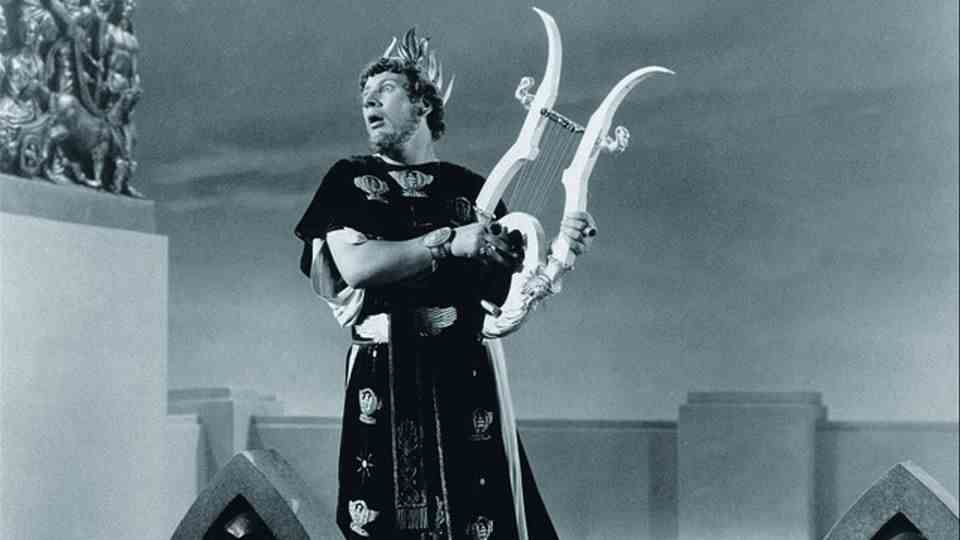 Peter Ustinov brilliantly staged the negative image of the emperor.