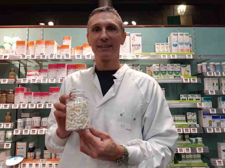 Fabien Bruno, le patron de la pharmacie Delpech à Paris, montre un pot de gélules d'amoxicilline fabriquées le soir dans un laboratoire en sous-sol, le 5 janvier 2023. (SOLENNE LE HEN)