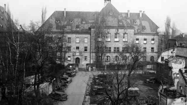 Nuremberg: While the trial of the main Nazi war criminals was taking place in Room 600 on the second floor, military vehicles were parked in front of the building.
