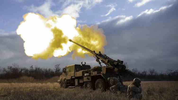 Des militaires ukrainiens tirent avec un obusier vers des positions russes dans l'est de l'Ukraine, le 28 décembre 2022 (photo d'illustration). (SAMEER AL-DOUMY / AFP)