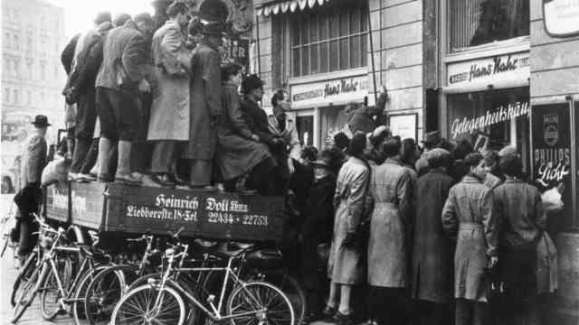 Munich city center: Better times: Enthusiastic spectators crowded in front of the shop in 1955, which at the time sold televisions and radios, to follow the broadcast of the Germany-Italy football match.