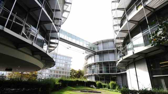 Architecture and art: award-winning glass cylinders: Munich architect Uwe Kiessler designed the former headquarters of Bavarian Reinsurance in the Tucherpark.