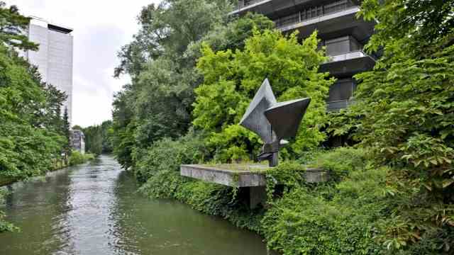Architecture and Art: Art on the water: Bernhard Heiligers "character 74" in the Tucherpark above the Eisbach.