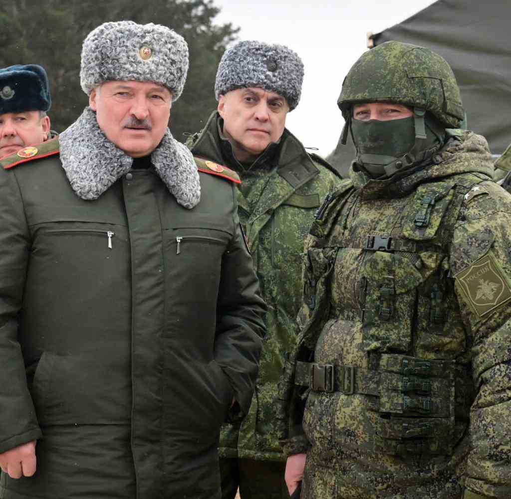 Lukaschenko besucht Truppen in Belarus