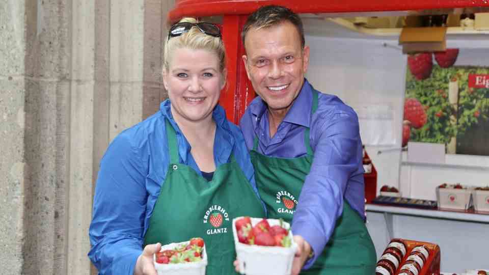Anke Harnack and colleague Ulf Ansorge selling strawberries