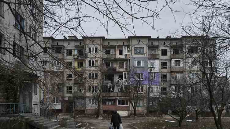 A resident of Soledar (eastern Ukraine) walks through a district of the city, December 21, 2022. (LIBKOS / AP / SIPA)