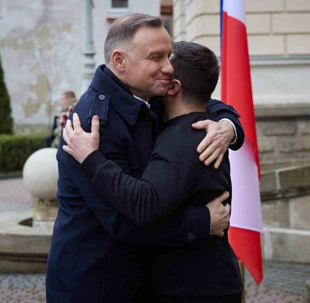 This handout picture taken and released on January 11, 2023 by the Ukranian Presidential Press Service Ukrainian President Volodymyr Zelensky (R) welcomes his Polish counterpart Andrzej Duda prior to the second summit of the Lublin Triangle held in the western Ukrainian city of Lviv, amid the Russian invasion of Ukraine.  (Photo by HANDOUT / UKRAINIAN PRESIDENTIAL PRESS SERVICE / AFP) / RESTRICTED TO EDITORIAL USE - MANDATORY CREDIT "AFP PHOTO / HANDOUT / UKRAINIAN PRESIDENTIAL PRESS SERVICE " - NO MARKETING NO ADVERTISING CAMPAIGNS - DISTRIBUTED AS A SERVICE TO CLIENTS