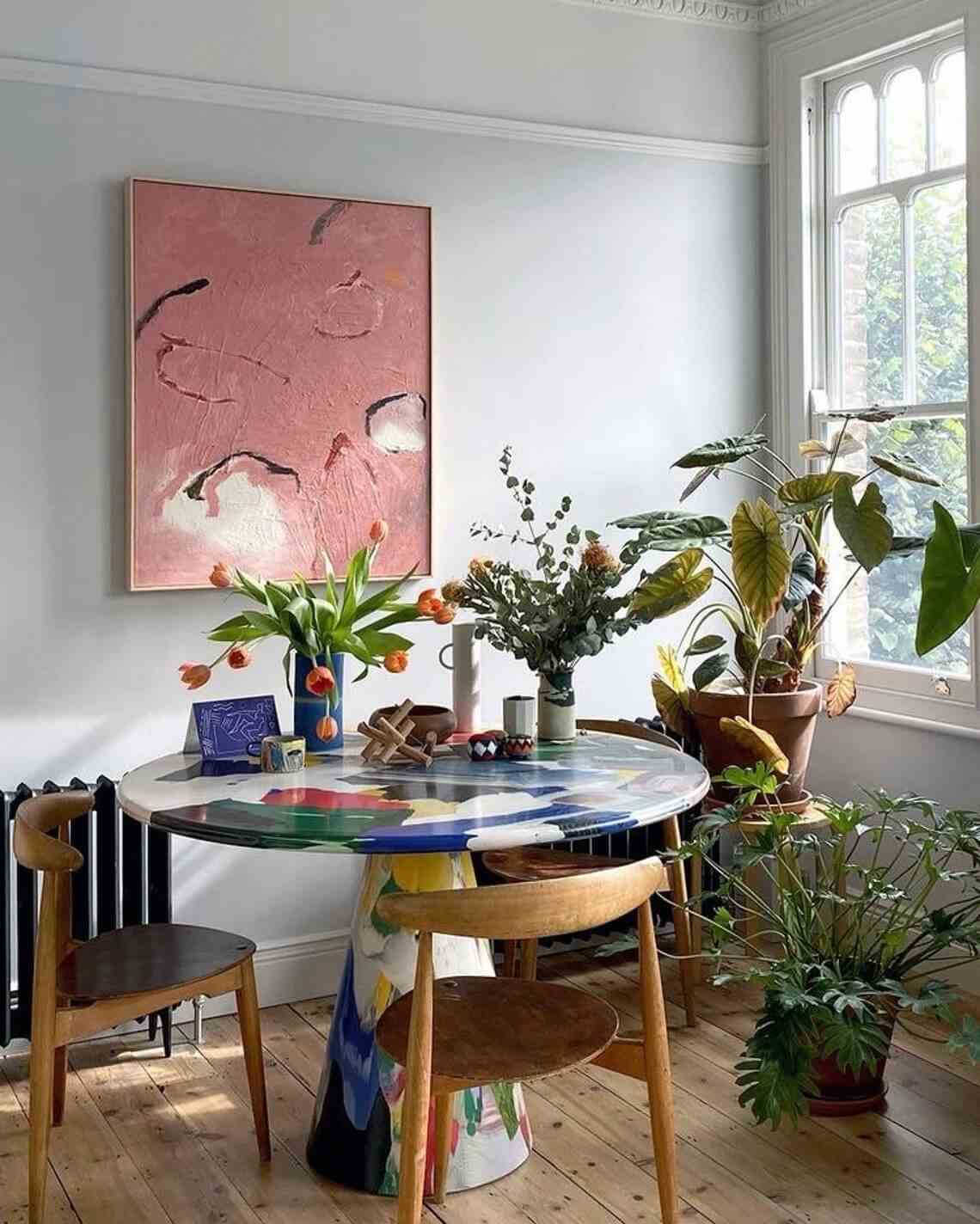 A Small, Well-thought-out Arty Dining Room 
