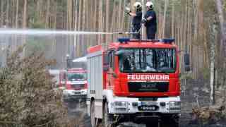 Symbolic picture: Fire brigade extinguishing work in a forest fire area (Source: dpa/Sebastian Kahnert)