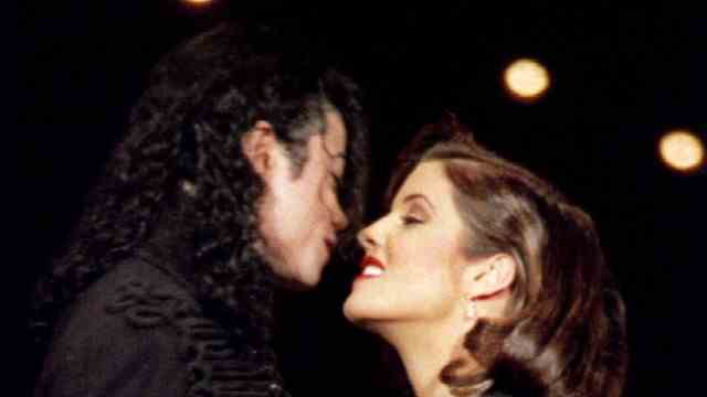 Pop music: Michael Jackson and Lisa Marie Presley at the MTV Video Music Awards in New York, 1994.