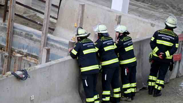 Fire brigade exercise: Some firefighters only have the role of spectator.