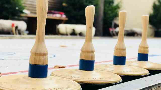 Free time: On the curling rink at the inn "To the Straubinger" is traditionally played with wooden sticks.