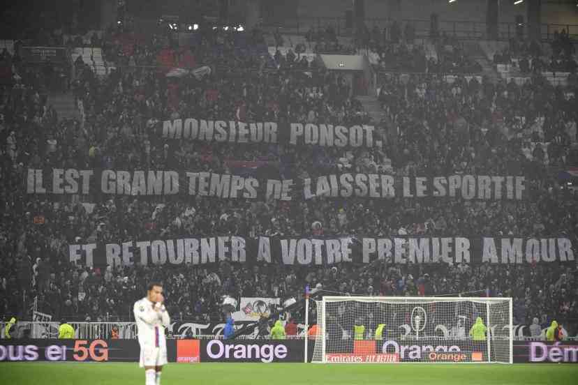 An explicit banner towards Vincent Ponsot, OL's football director.  (A. Mounic/The Team)