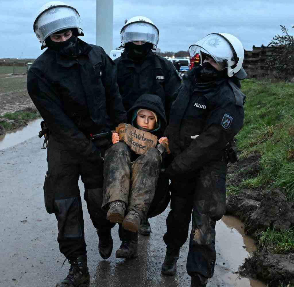 Environmental activist Luisa Neubauer is carried away by police officers during a sit-in.  On the second day of the evacuation by the police, the demonstrators had tried to get to the occupied lignite town of Lützerath via fields and were stopped by the police.  The energy company RWE wants to excavate the coal lying under Lützerath - for this purpose the hamlet in the area of ​​the city of Erkelenz at the Garzweiler II opencast lignite mine is to be demolished.  (Editor's note: The light that illuminates Luisa Neubauer's face comes from the headlight of a police car) +++ dpa-Bildfunk +++