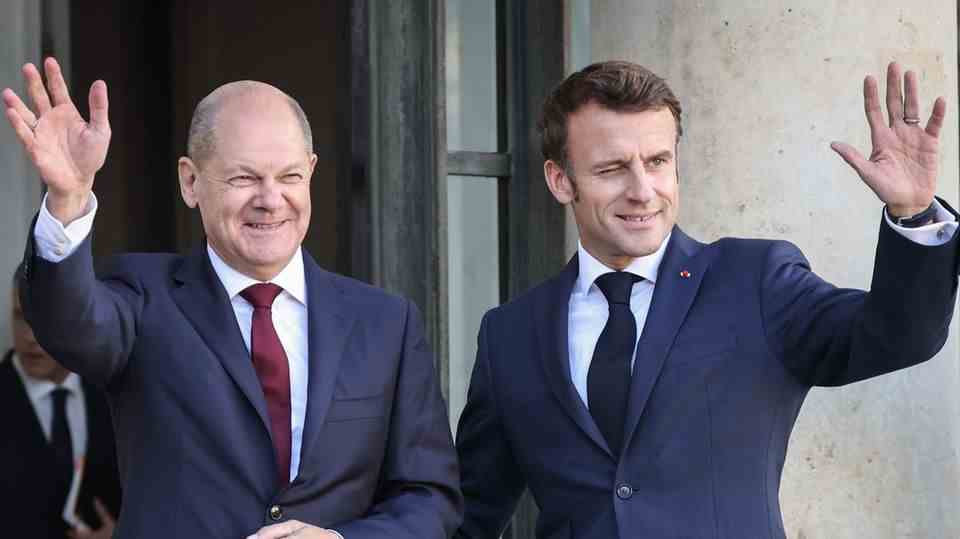 Olaf Scholz and Emmanuel Macron at the photo shoot in Paris