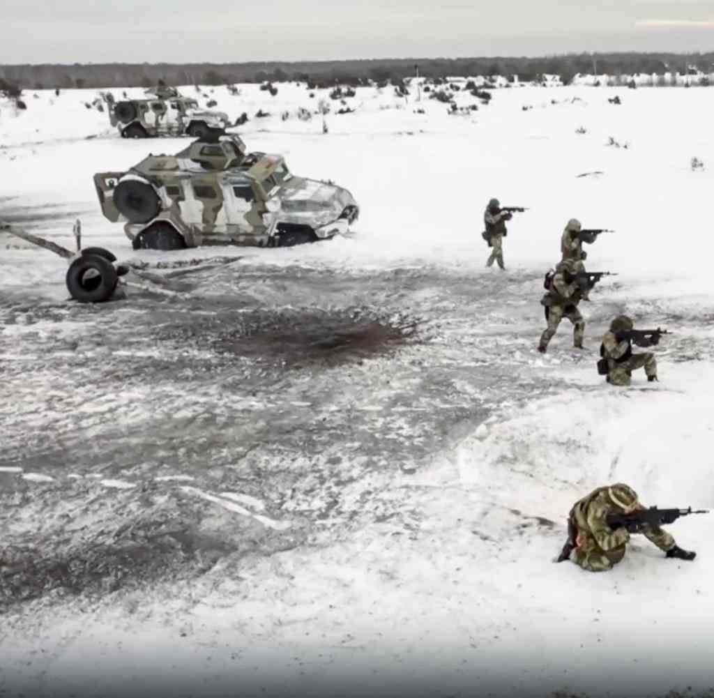 Dieses Foto des russischen Verteidigungsministeriums zeigt eine Übung in Belarus Ende Dezember. Derzeit laufen neue Manöver an