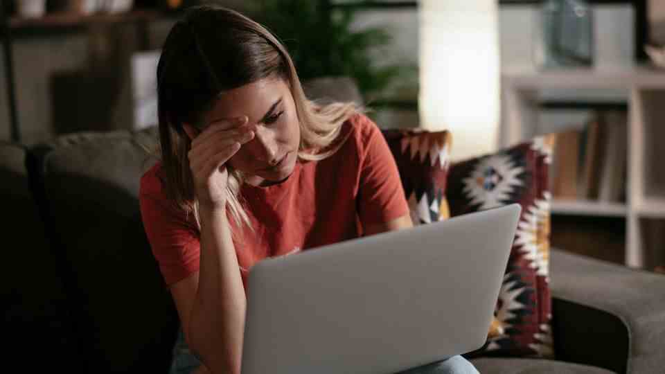 Worried woman in front of laptop