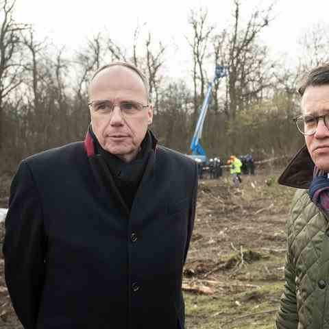 Peter Beuth (CDU, l), Minister of the Interior of Hesse, and Boris Rhein (CDU), Prime Minister of Hesse, stand in front of the Fechenheim Forest during the eviction of the occupation. 