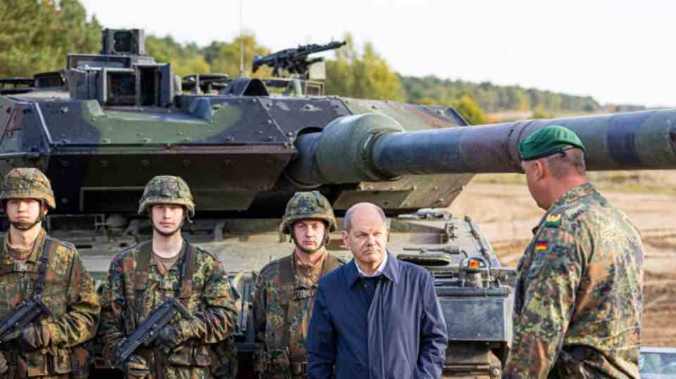 Olaf Scholz leaves the battle tank "leopard 2" explain to the Bundeswehr
