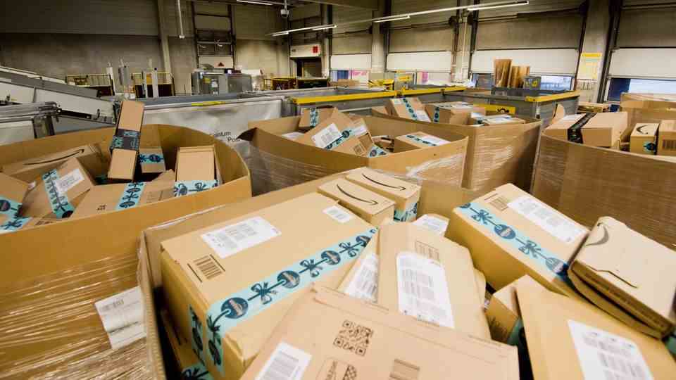Parcels from the mail order company Amazon are in a Deutsche Post and DHL parcel center in Hanover.