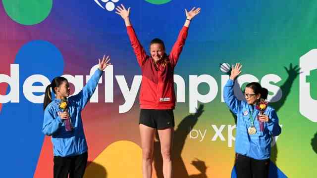 Grand Slam for the deaf: Albrecht-Schröder at the award ceremony of the Deaflympics 2022.