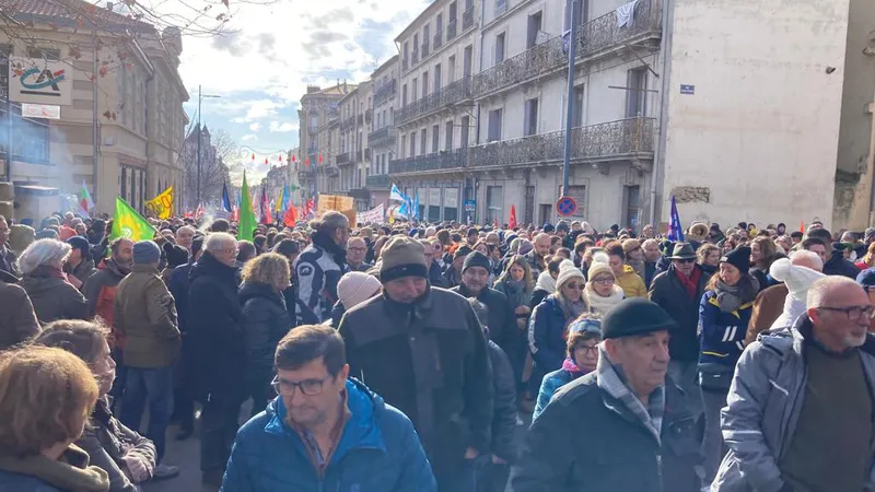 Au moins deux fois plus de monde qu'attendu dans les rues de Béziers selon un policier sur place.