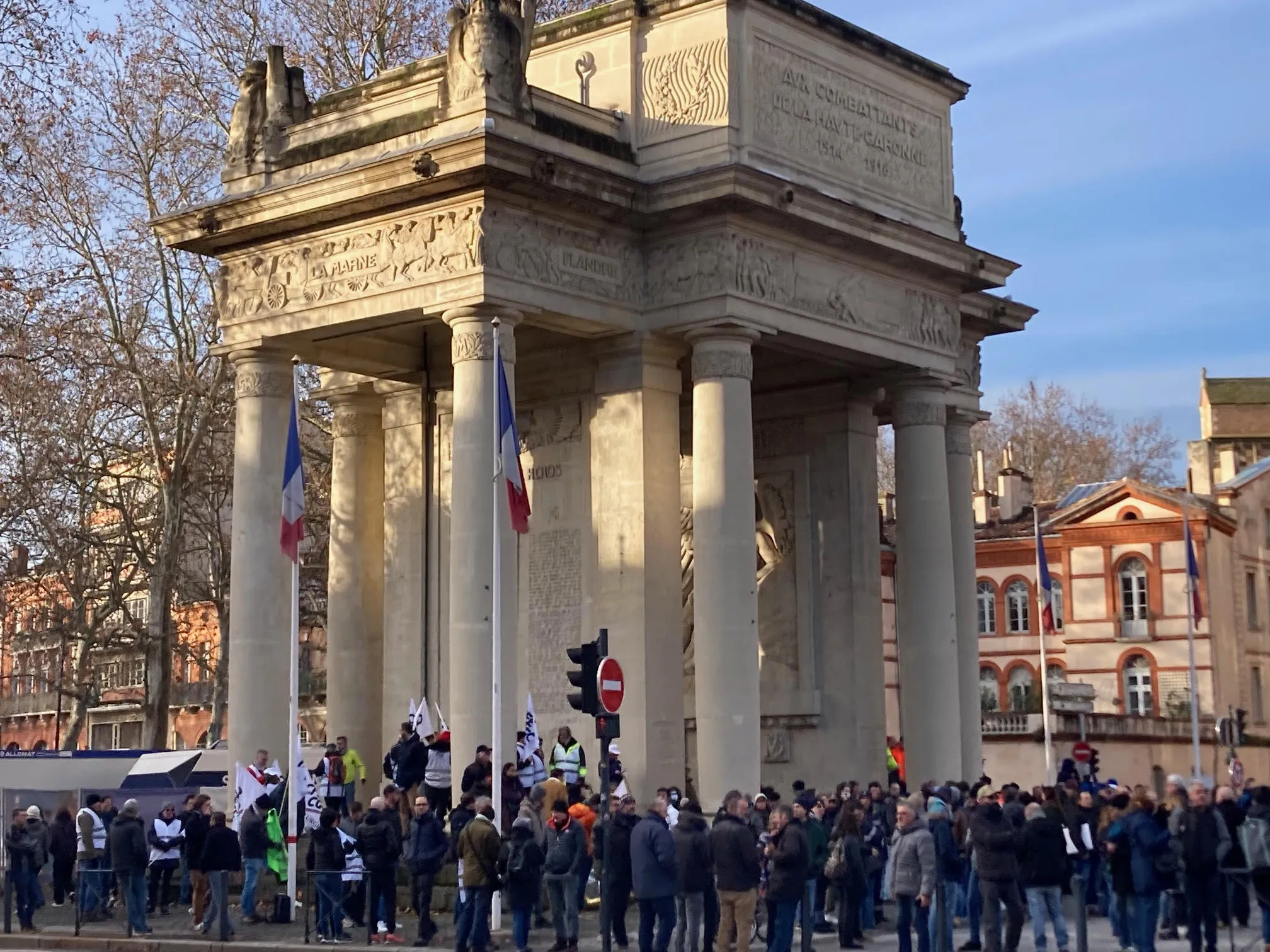 A Toulouse, au pied du monument aux morts, les manifestants arrivent nombreux pour partir en cortège.