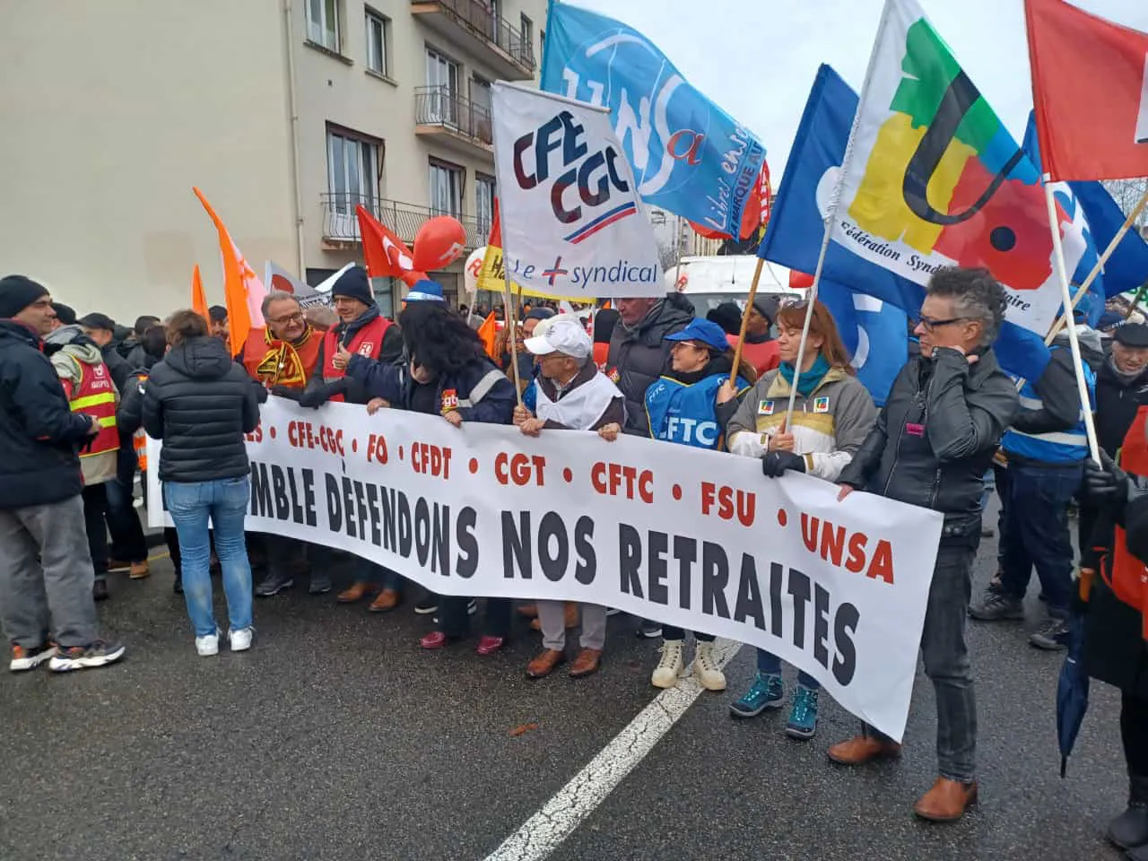 Tête de cortège de la mobilisation contre la réforme des retraites à Tarbes (Hautes-Pyrénées).