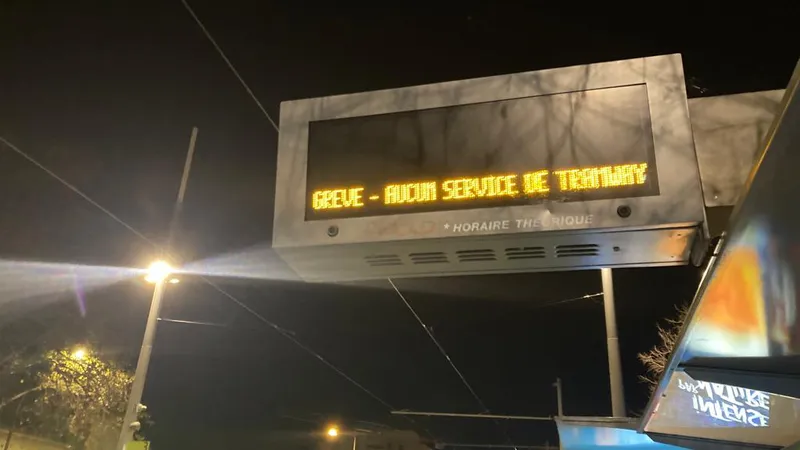Les panneaux à messages variables informent les usagers de l'absence de tramway.