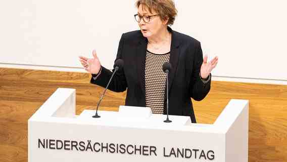 Health Minister Daniela Behrens (SPD) speaks in the Lower Saxony state parliament.  © dpa Photo: Michael Matthey
