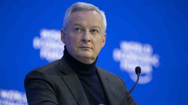 Davos: Bruno Le Maire aggressively promotes green investments in France and Europe, but then corrects himself: It's not about the location of the investments, it's about the climate.