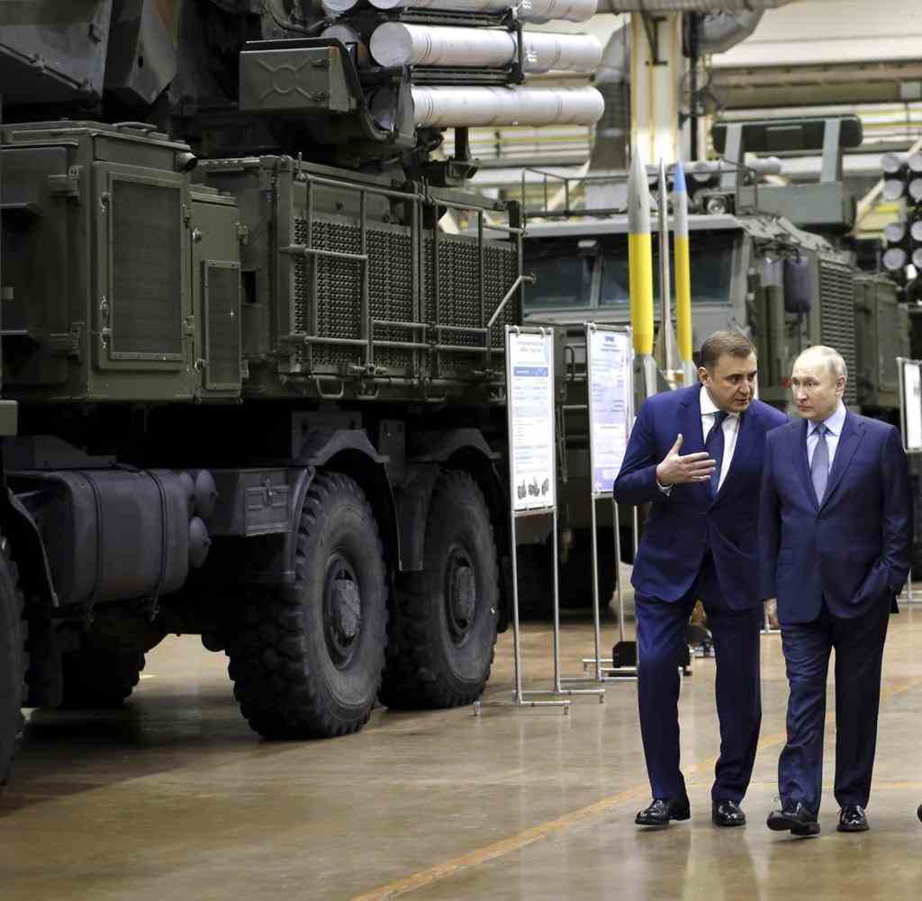 Präsident Wladimir Putin (2.v.l.) Ende 2022 beim Besuch eines Rüstungsunternehmens 200 Kilometer südlich von Moskau