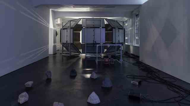 Kunstmarkt: Installationsansichten von "Energy Power" von Haroon Mirza in der neuen Galerie von Max Goelitz in Berlin.
