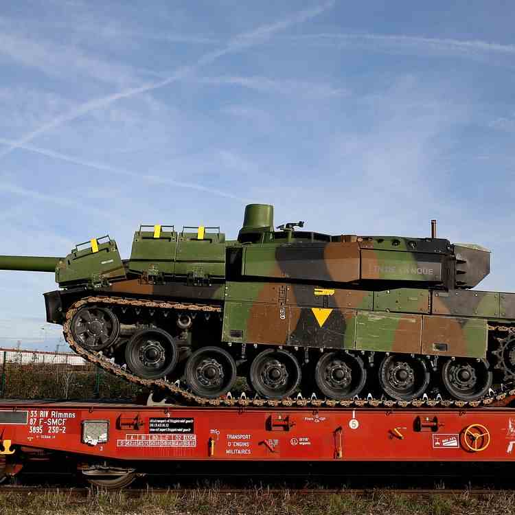 A Leclerc tank is loaded onto a train on November 8, 2022 at the Mourmelon-le-Grand military base (Marne), before a mission in Romania.  (FRANCOIS NASCIMBENI / AFP)